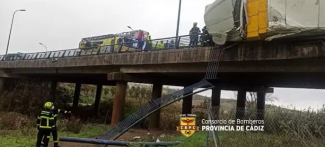 choque de un vehículo con un camión del ejército de tierra en Jerez