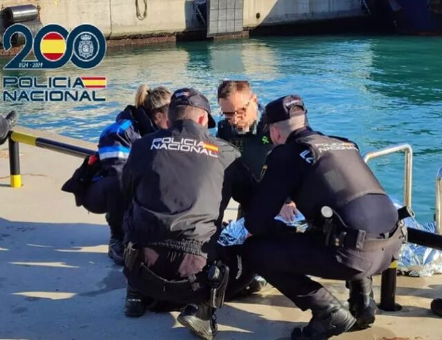 rescatan a un hombre que cayó al agua dentro de su coche en Algeciras