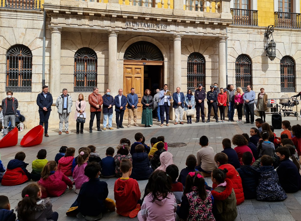 Teruel conmemora el DÃ­a del NiÃ±o y de la NiÃ±a con la lectura de un manifiesto y recreo en la Plaza de la Catedral