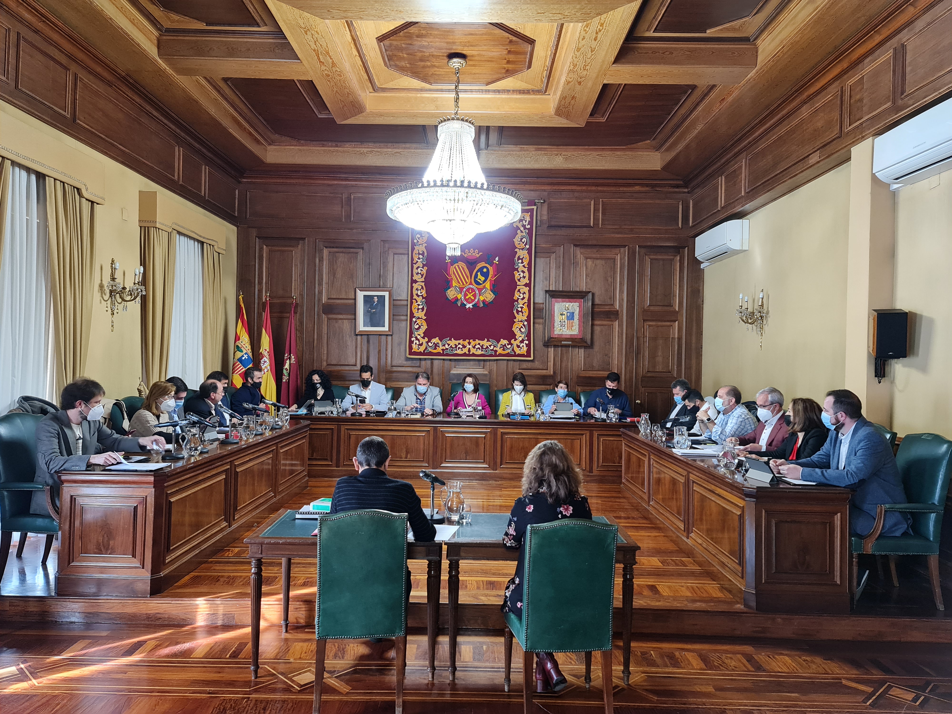 El pleno del Ayuntamiento de Teruel recupera el formato anterior a la pandemia de coronavirus, aunque usando la mascarilla