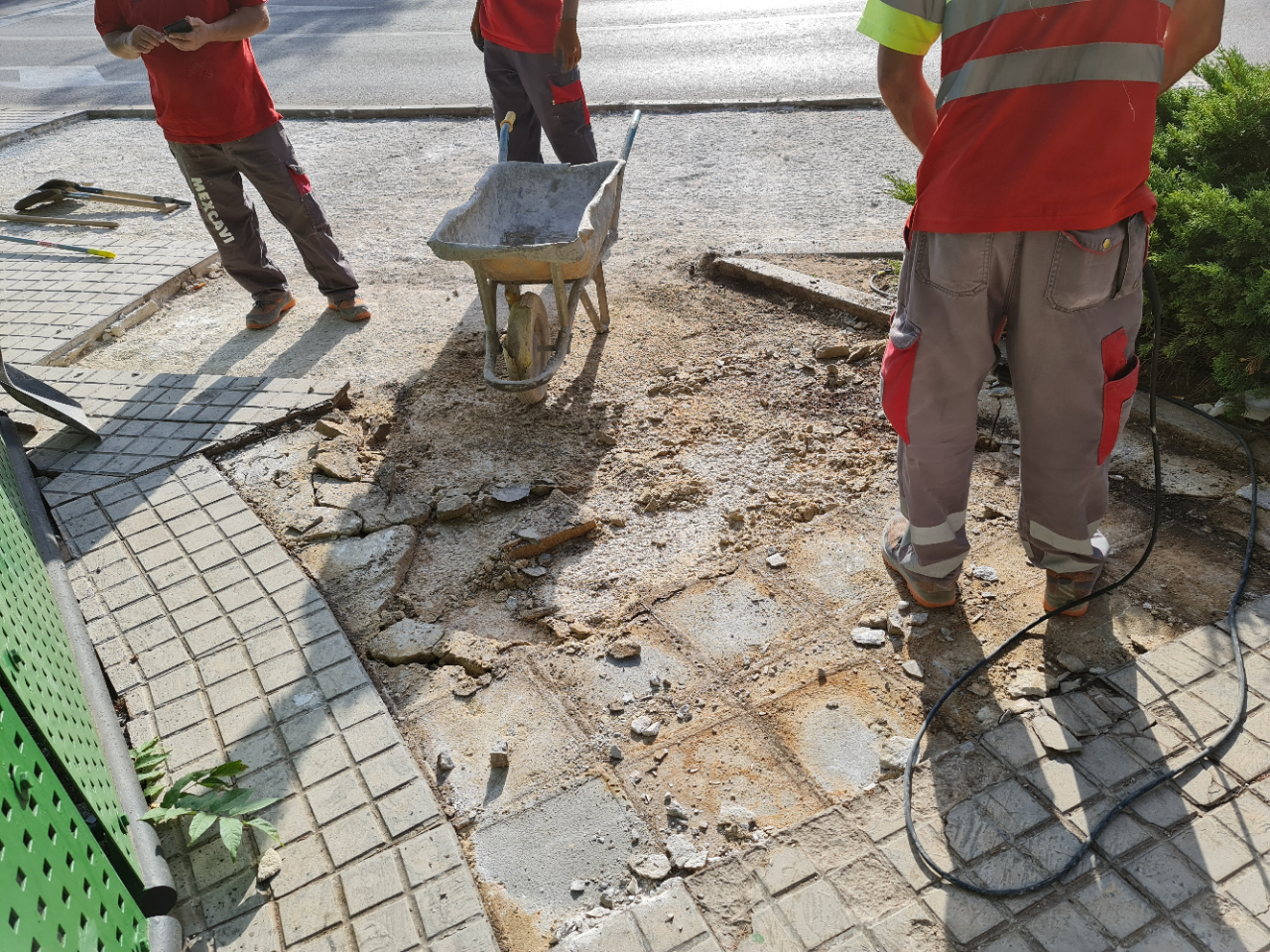 El Ayuntamiento de Teruel repara la acera junto al viaducto nuevo