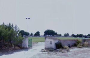 Campo de fútbol municipal de Bujaraloz, donde ha fallecido el menor al refugiarse de la tormenta. Google Street View