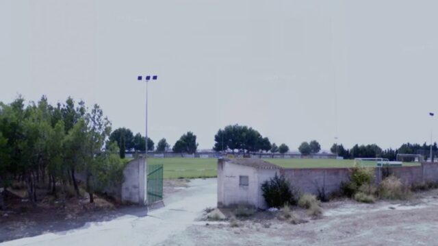 Campo de fútbol municipal de Bujaraloz, donde ha fallecido el menor al refugiarse de la tormenta. Google Street View