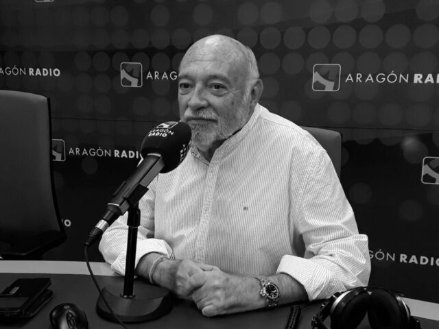 Ángel Pérez en los estudios de radio.
