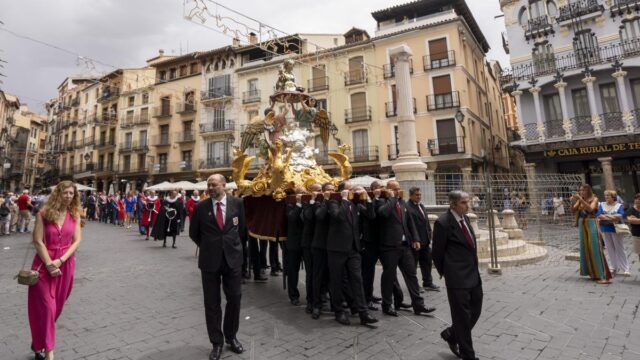La procesión de Santa Emerenciana pasa por delante de la columna donde debería estar el torico. Efe