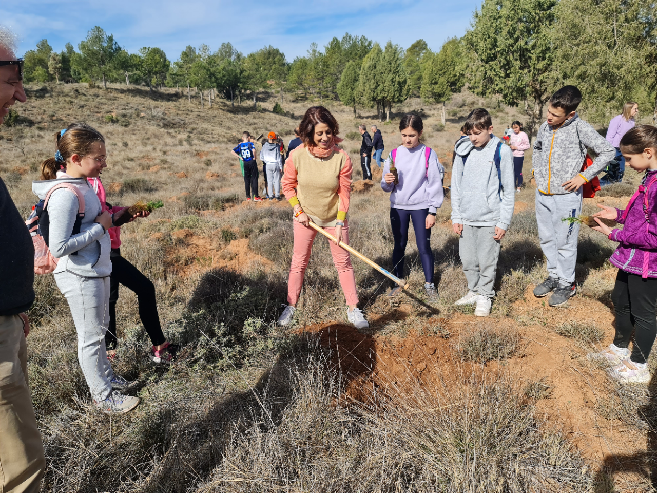 Escolares turolenses plantan Ã¡rboles en Fuentecarrasco con motivo del DÃ­a Forestal Mundial