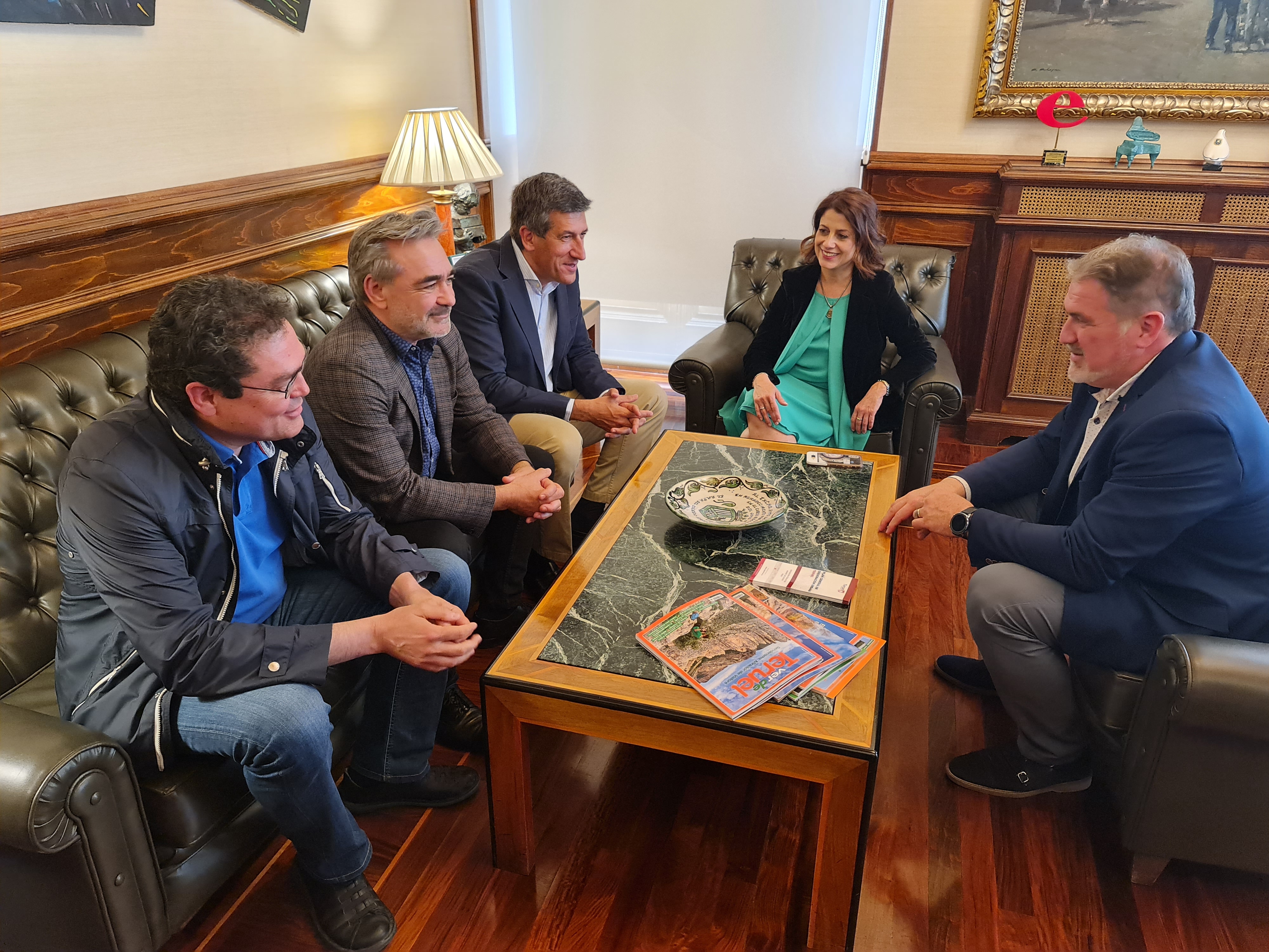 Representantes de los grupos Adeo y Finsa presentan a la alcaldesa de Teruel el proyecto de la nueva fÃ¡brica que se instalarÃ¡ en Platea
