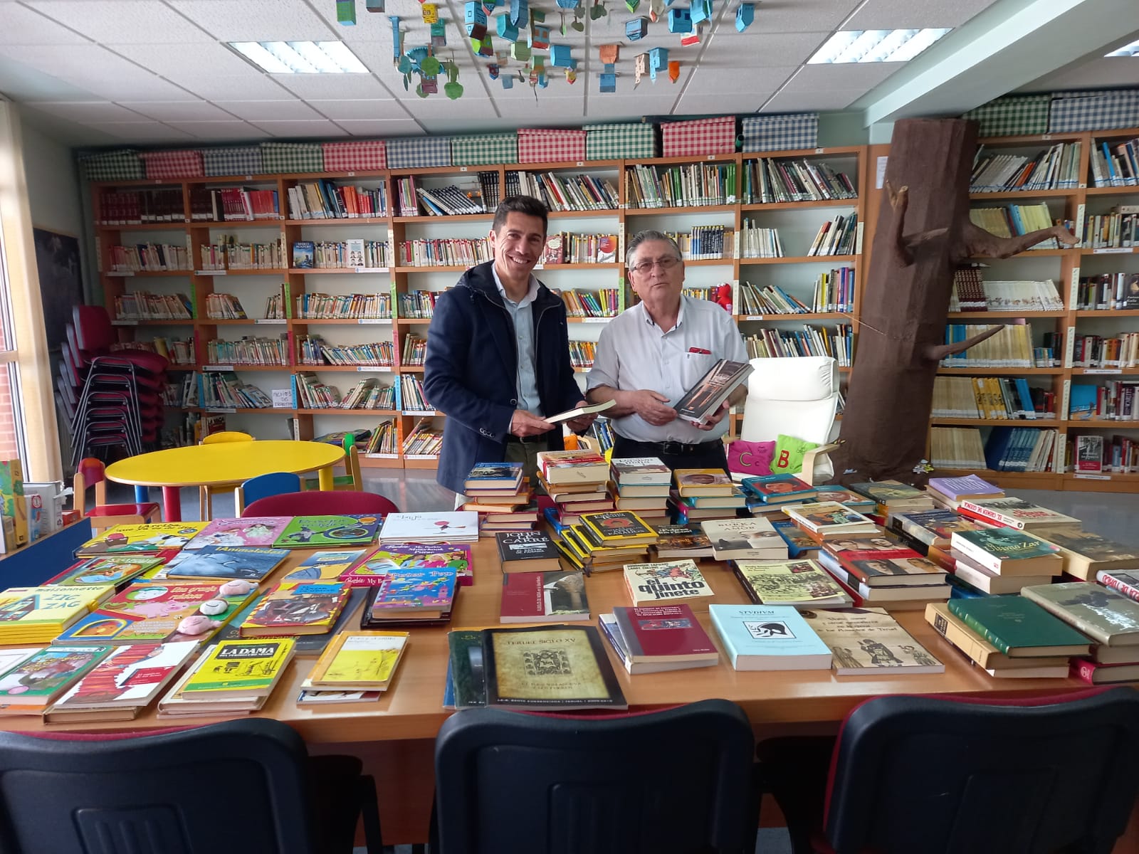 Vidal MuÃ±oz dona mÃ¡s de un centenar de libros a la Biblioteca del Centro Social del Arrabal