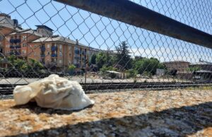 FOTO DENUNCIA | “¡Vaya cerdos! No tienen cerebro en Teruel”, la denuncia ciudadana por los excrementos en una ubicación de la ciudad