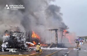ÚLTIMA HORA | Horror en la N-122: trasladados al hospital dos personas graves tras un increíble incendio de camiones