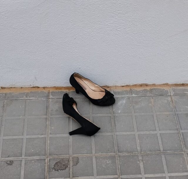 “¡IGUAL FUE UN SECUESTRO! NOCHE DE FIESTA”, el verdadero enigma de estos zapatos callejeros de Teruel