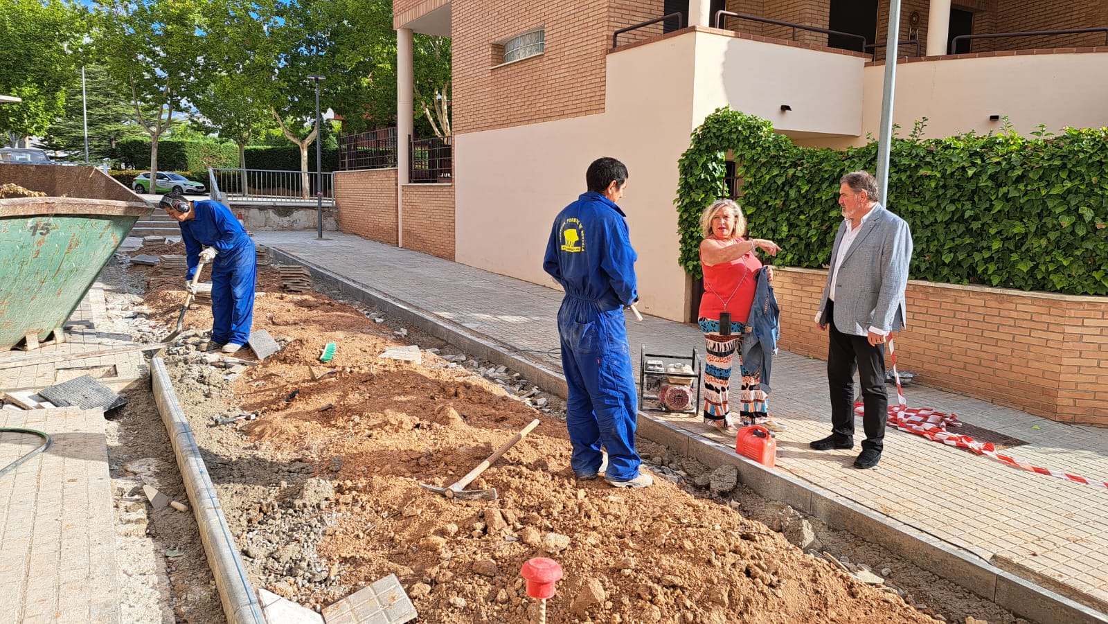 El concejal de Infraestructuras y la de Parques y Jardines visitan las obras de la calle Yugoslavia