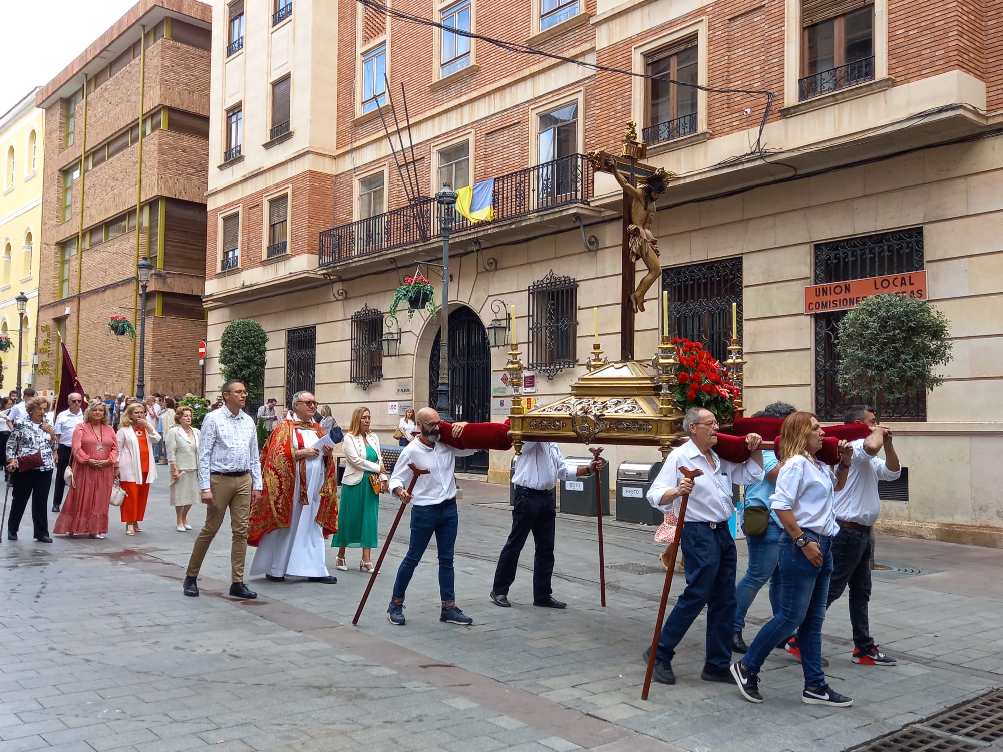 La ciudad procesiona al Santo Cristo del Salvador