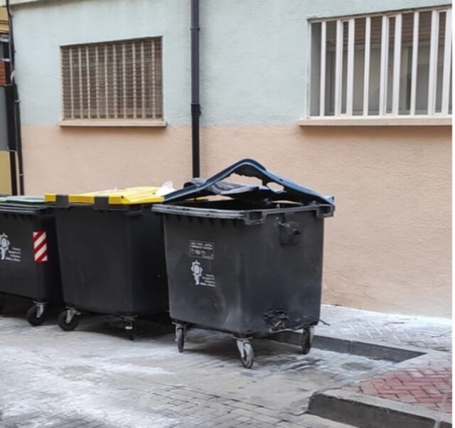 ¡FOTO DENUNCIA | “¡QUÉ PELIGRO! ¡Segundo contenedor quemado otra vez en Teruel!, el jueves se puso nuevo”, la queja vecinal por la falta de civismo