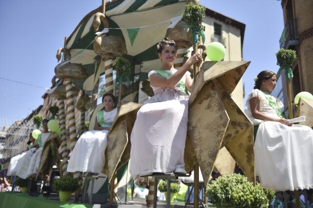 Varias mairalesas en una carroza durante el empiece de las Fiestas de San Lorenzo. (Verónica Lacasa / Europa Press)