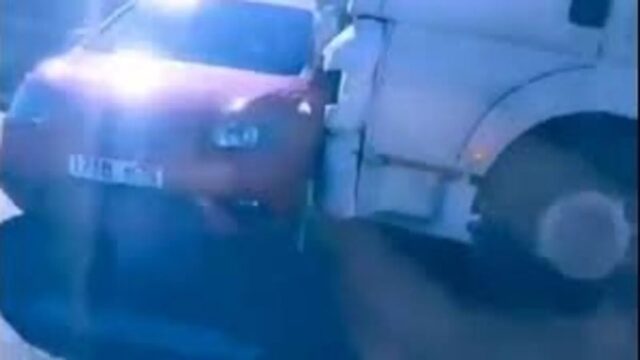 Un camión arrastra decenas de metros a un coche por la A-4 Social Drive