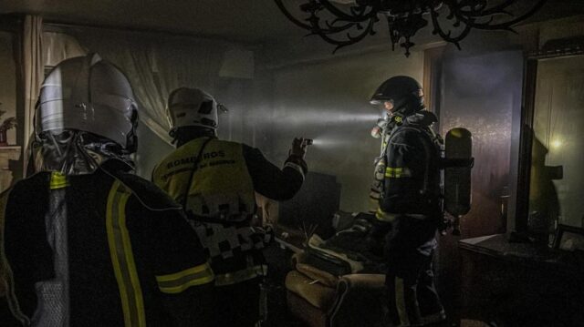 Los bomberos en la vivienda incendiada de Móstoles. EMERGENCIAS COMUNIDAD DE MADRID 112