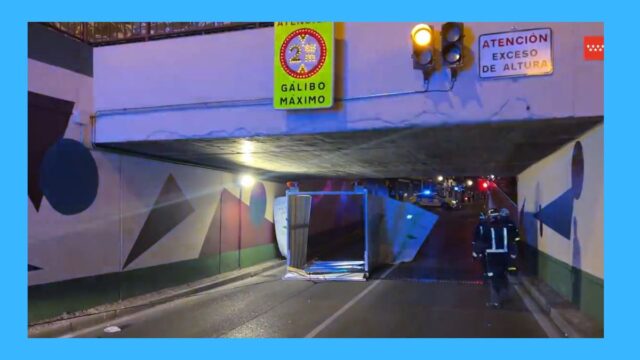 Camión destrozado en el túnel 'tragacamiones' de Leganés