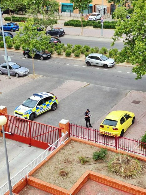policia leganés multa a coche subido a la acera