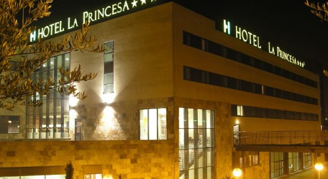 Hotel la princesa en Móstoles acogerá a 300 inmigrantes de canarias