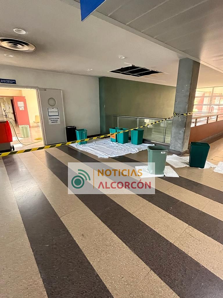 Empapadores y cubos por culpa de las goteras en el Hospital de Alcorcón