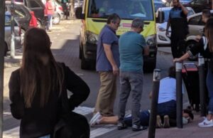 mujer tendida en el suelo tiene que esperar durante media hora a que llegue una ambulancia en Alcorcon