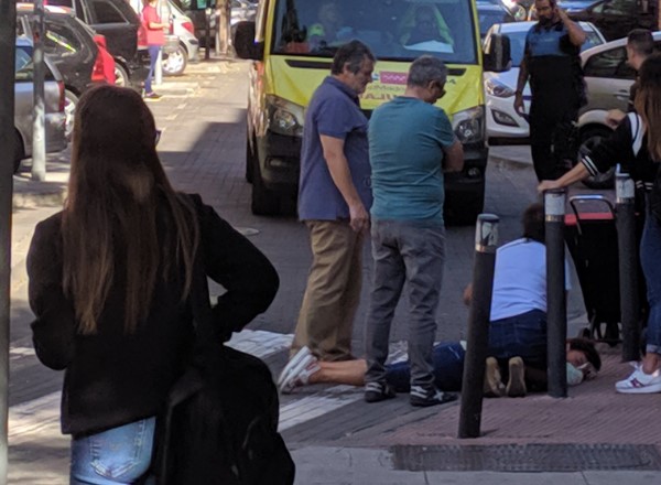 mujer tendida en el suelo tiene que esperar durante media hora a que llegue una ambulancia en Alcorcon