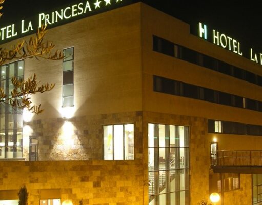 Hotel la princesa en Móstoles acogerá a 300 inmigrantes de canarias