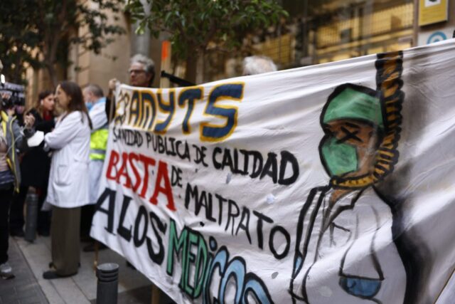 Cartel de la huelga de Sanidad de Madrid. EFE