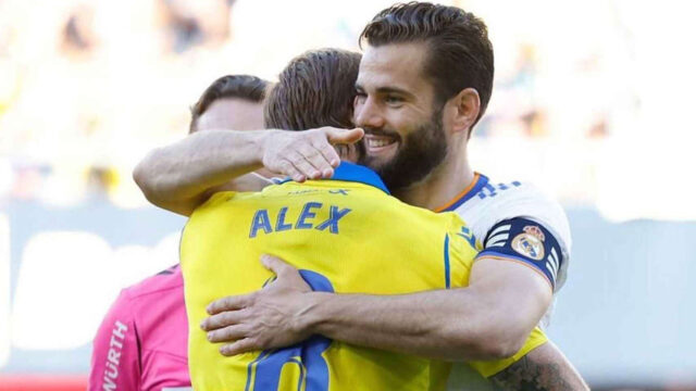 Abrazo entre Nacho y Alex Fernández. Real Madrid