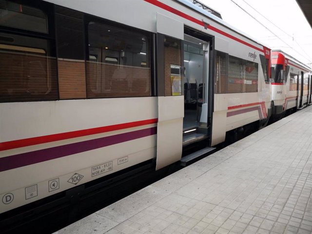 Imagen de archivo de un tren de Cercanías. (Europa Press)