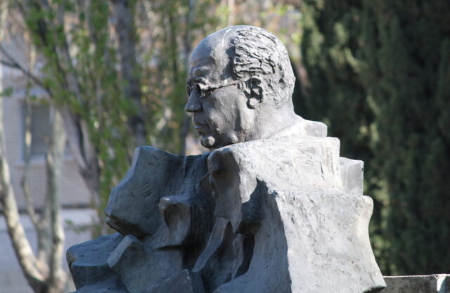 ÚLTIMA HORA | Luto en la escultura de Alcalá de Henares: fallece Pepe Noja, artista de la obra de Manuel Azaña