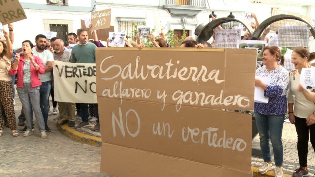Vecinos de Salvatierra de los Barros, en una protesta contra el macrovertedero. (Europa Press)