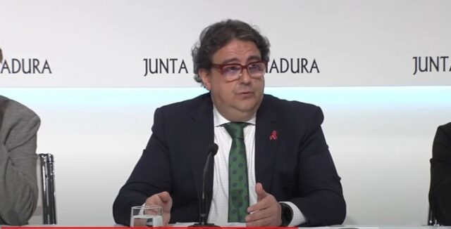 El vicepresidente segundo y consejero de Sanidad y Servicios Sociales, José María Vergeles, en una rueda de prensa en Mérida. (Junta de Extremadura)