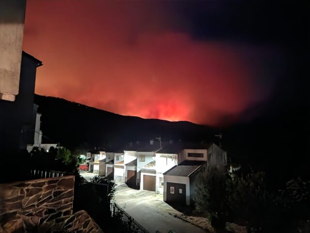 FOTO | Los bomberos de Extremadura denuncian que hay un posible sospechoso que comenzase el incendio en Pinofranqueado