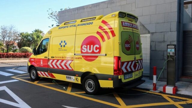 Imagen de archivo de una ambulancia de Extremadura. EFE