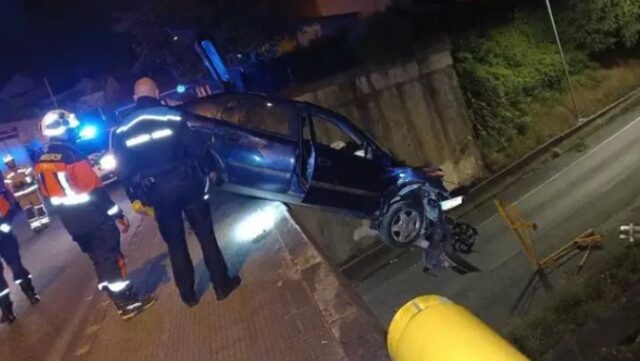 coche cuelga puente en Ferrol