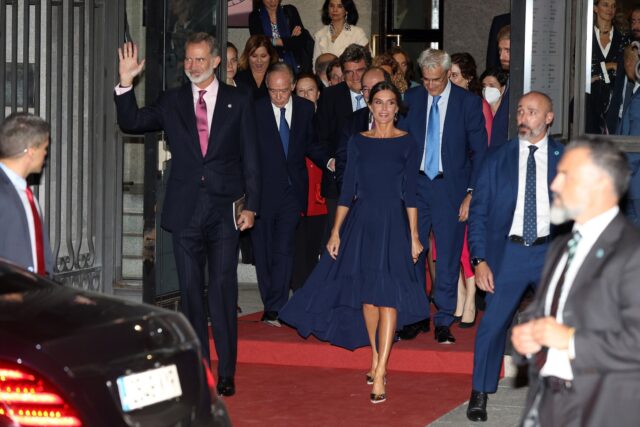 Los Reyes Felipe y Letizia, en el Teatro Real de Madrid después de asistir al estreno de la ópera “Aída”. (Raúl Terrel / Europa Press)