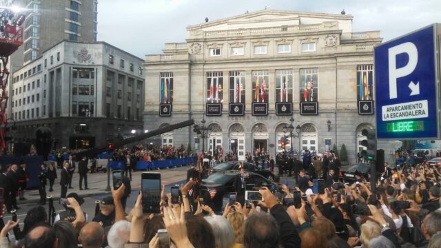 La Familia Real llega al Teatro Campoamor de Oviedo para presidir la ceremonia de los Premios Princesa de Asturias. (Europa Press)