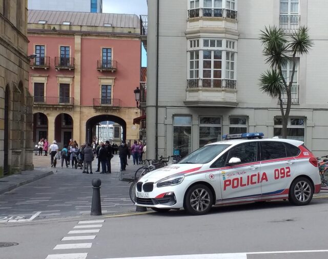 Piden colaboración ciudadana para dar con el ladrón de una farmacia en Gijón