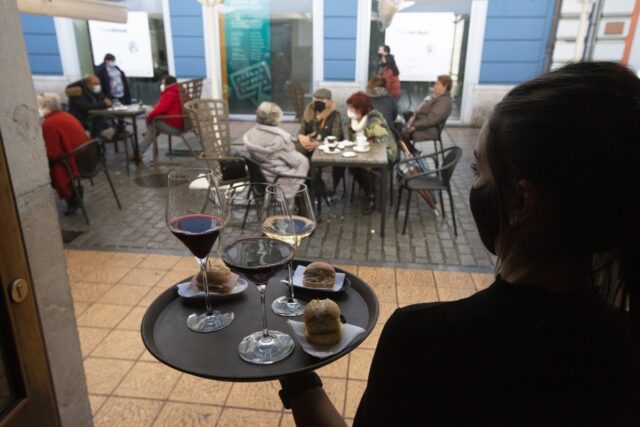 Asturias es la comunidad que peor paga a sus camareros