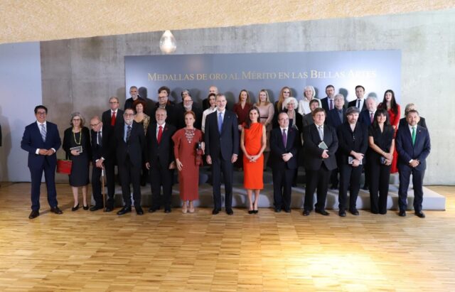Los Reyes de España posan junto a los premiados con la Medalla de Oro al mérito en las Bellas Artes. (Europa Press)