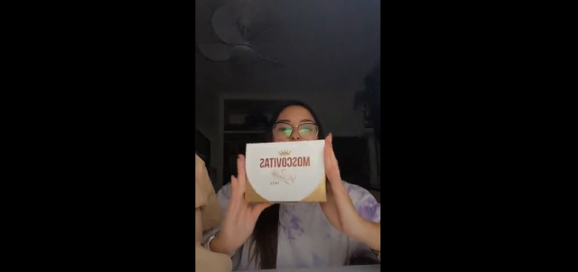Imagen del vídeo de Tiktok de Ariana en el que desvela los contenidos de su cesta de Navidad.