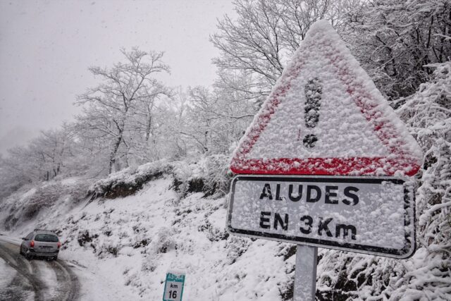 Una señal de tráfico cubierta de nieve en la carretera AS-264 de acceso a Sotres (Cabrales), en Cabrales. (Xuan Cueto / Europa Press)