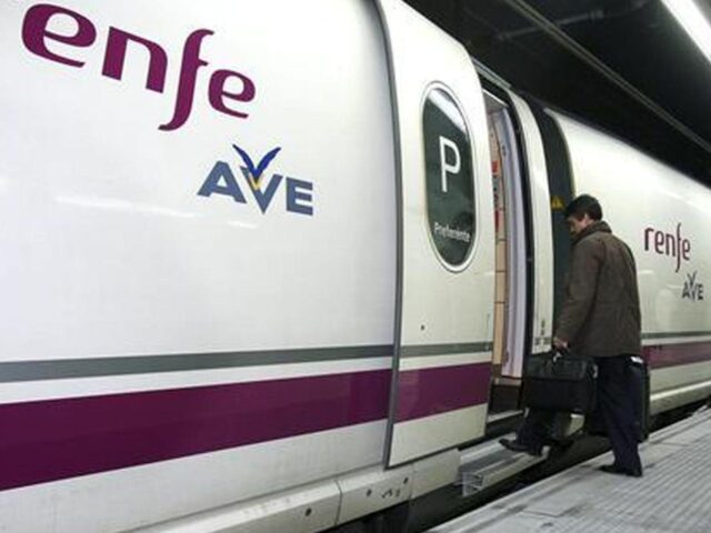 Imagen de archivo de un pasajero en un tren AVE. EFE