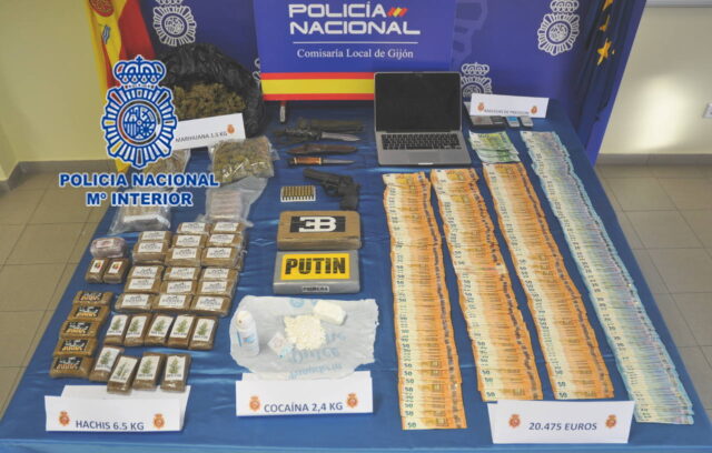 La Policía Nacional incautó más de 20.000 euros y varios kilos de droga. P. N.