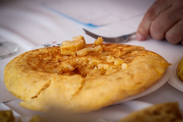¡CIEN TORTILLAS Y ROLLOS DE BONITO AL DÍA! Esta es la cafetería de una estación de autobuses de Asturias que triunfa en toda España