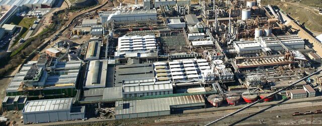 En una jornada laboral que comenzó como cualquier otra, la comunidad local y los empleados de Asturiana de Zinc se vieron sacudidos por una tragedia inesperada. Un hombre de tan solo 42 años perdió la vida en las instalaciones de San Juan, donde trabajaba como empleado de una empresa contratista de Asturiana de Zinc. La noticia de su fallecimiento ha dejado un profundo pesar en sus seres queridos y compañeros de trabajo. El día transcurría con normalidad en las instalaciones de esta importante empresa, donde el trabajador desempeñaba sus labores cotidianas. Sin embargo, al concluir su jornada laboral, este hombre comenzó a sentirse mal, experimentando síntomas de malestar que preocuparon a sus compañeros y al personal de la empresa. Ante esta situación, se solicitó de inmediato asistencia médica. Los servicios de emergencia respondieron con prontitud, desplegando todos sus recursos para brindar atención médica al trabajador en apuros. A pesar de los esfuerzos incansables del equipo médico, lamentablemente, no se pudo salvar su vida, y su fallecimiento ocurrió en las mismas instalaciones de San Juan. La noticia de esta trágica pérdida ha conmovido profundamente a su familia, amigos y colegas de trabajo, quienes están atravesando un doloroso proceso de duelo. La comunidad local también ha sentido el impacto de esta lamentable noticia, que subraya la importancia de la seguridad y la prevención en el entorno laboral. Las autoridades pertinentes llevarán a cabo las investigaciones necesarias para arrojar luz sobre las circunstancias de este trágico incidente. Se buscará determinar si existió alguna responsabilidad o factor contribuyente en el fallecimiento del trabajador de Asturiana de Zinc. Mientras tanto, la empresa y sus empleados enfrentan este doloroso episodio con una profunda tristeza y conmoción. El recuerdo de este hombre de 42 años perdurará en los corazones de quienes lo conocieron y amaron. Su partida repentina es una recordatoria de la fragilidad de la vida y la importancia de cuidar y velar por la seguridad en el ámbito laboral.
