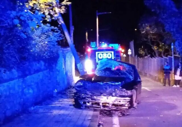 ÚLTIMA HORA | Susto de madrugada en Gijón: increíble accidente donde pierde el control de su coche y choca contra un muro y una farola