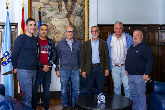 Reunion de Manuel Baltar coa directiva do Clube Talarino e o alcalde de Vilar de Barrio web